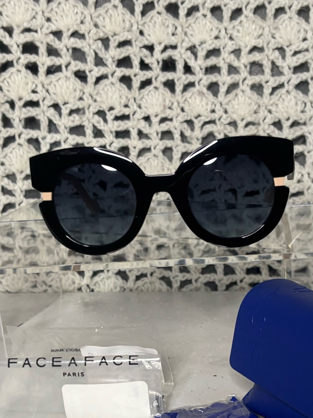 Face à Face Black Round Women's Sunglasses with Dark Lenses